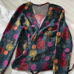 Long sleeve cross over shirt. Size L